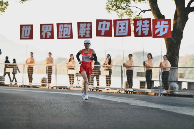 国产跑鞋迈入全局竞争球王会平台马拉松赛场(图1)