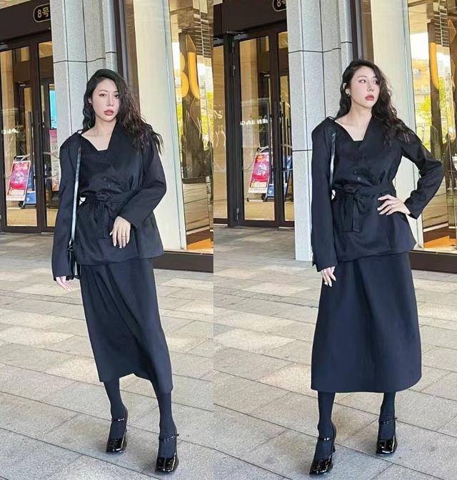 技巧：简约牛仔裤提升时尚感球王会入口中年女性秋季穿搭(图2)