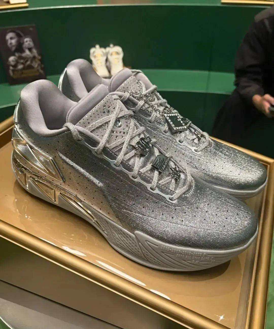 终身合同的特别配色球鞋库里已经穿上克莱安踏