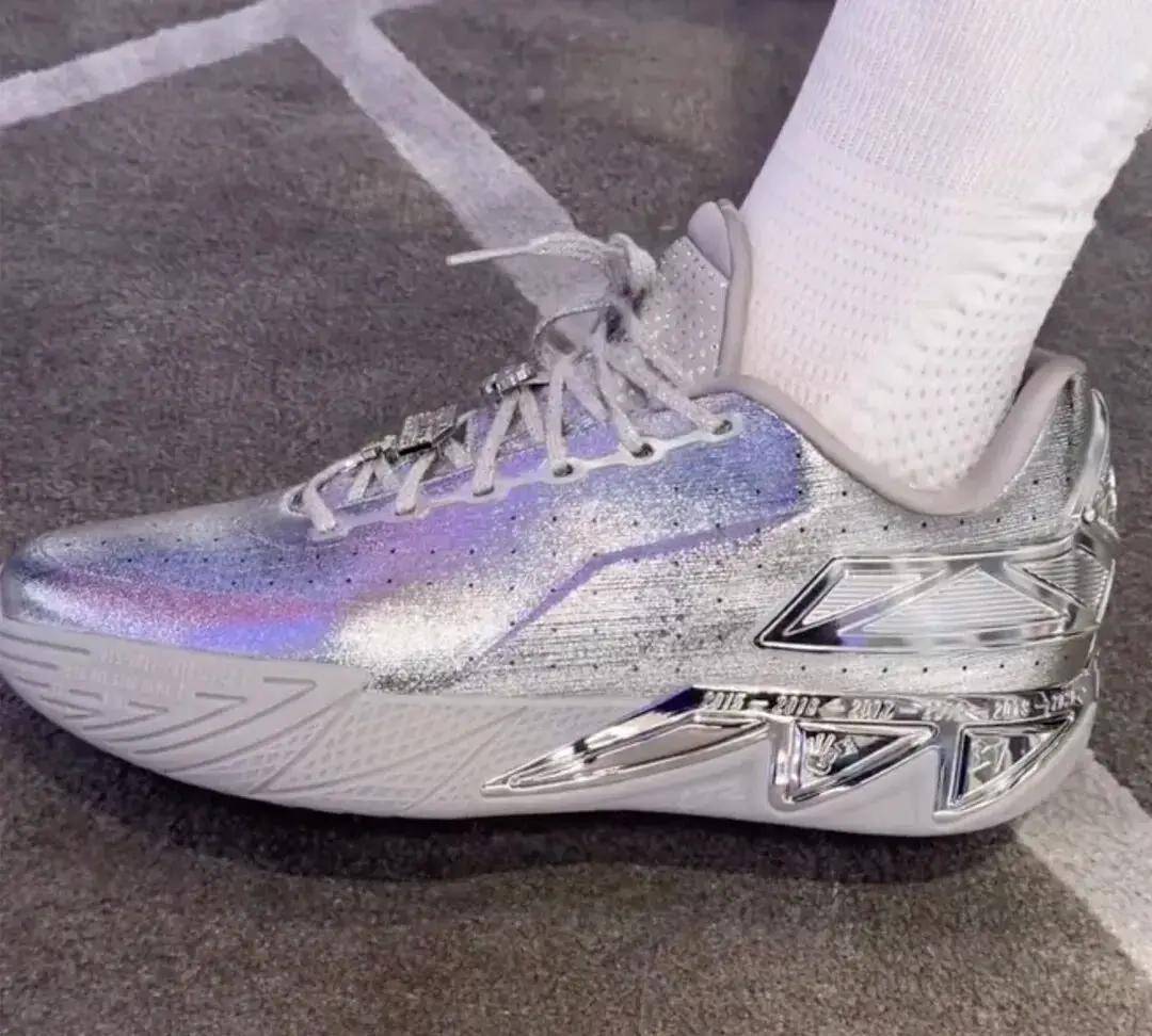 终身合同的特别配色球鞋库里已经穿上克莱安踏(图5)