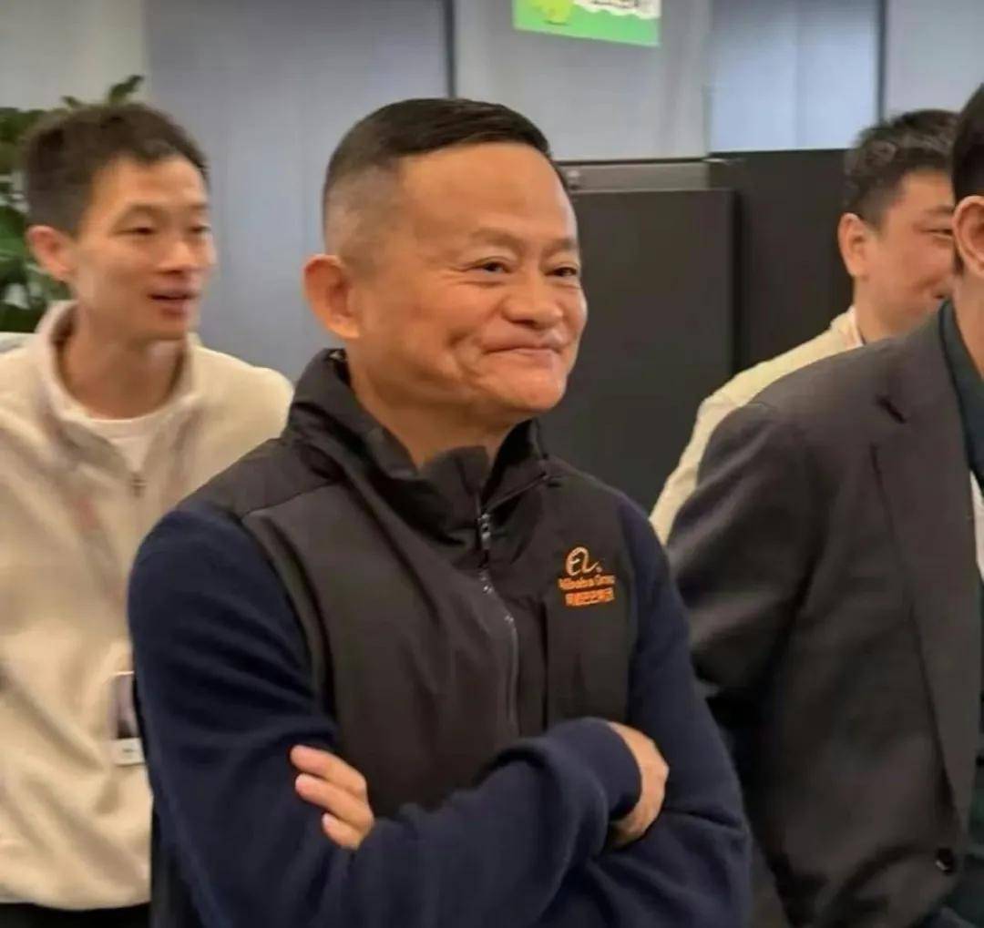 ！一张高管合照暴露顶级富豪穿衣…马云穿6万LP蔡崇信穿李宁接地气(图8)