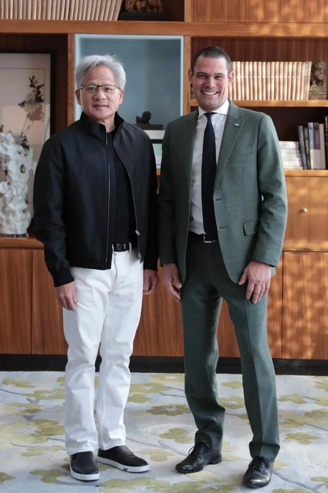 ！一张高管合照暴露顶级富豪穿衣…马云穿6万LP蔡崇信穿李宁接地气(图10)