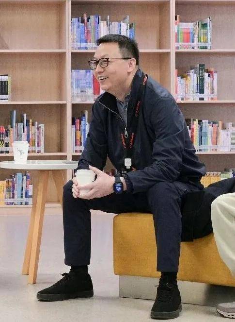 ！一张高管合照暴露顶级富豪穿衣…马云穿6万LP蔡崇信穿李宁接地气(图16)