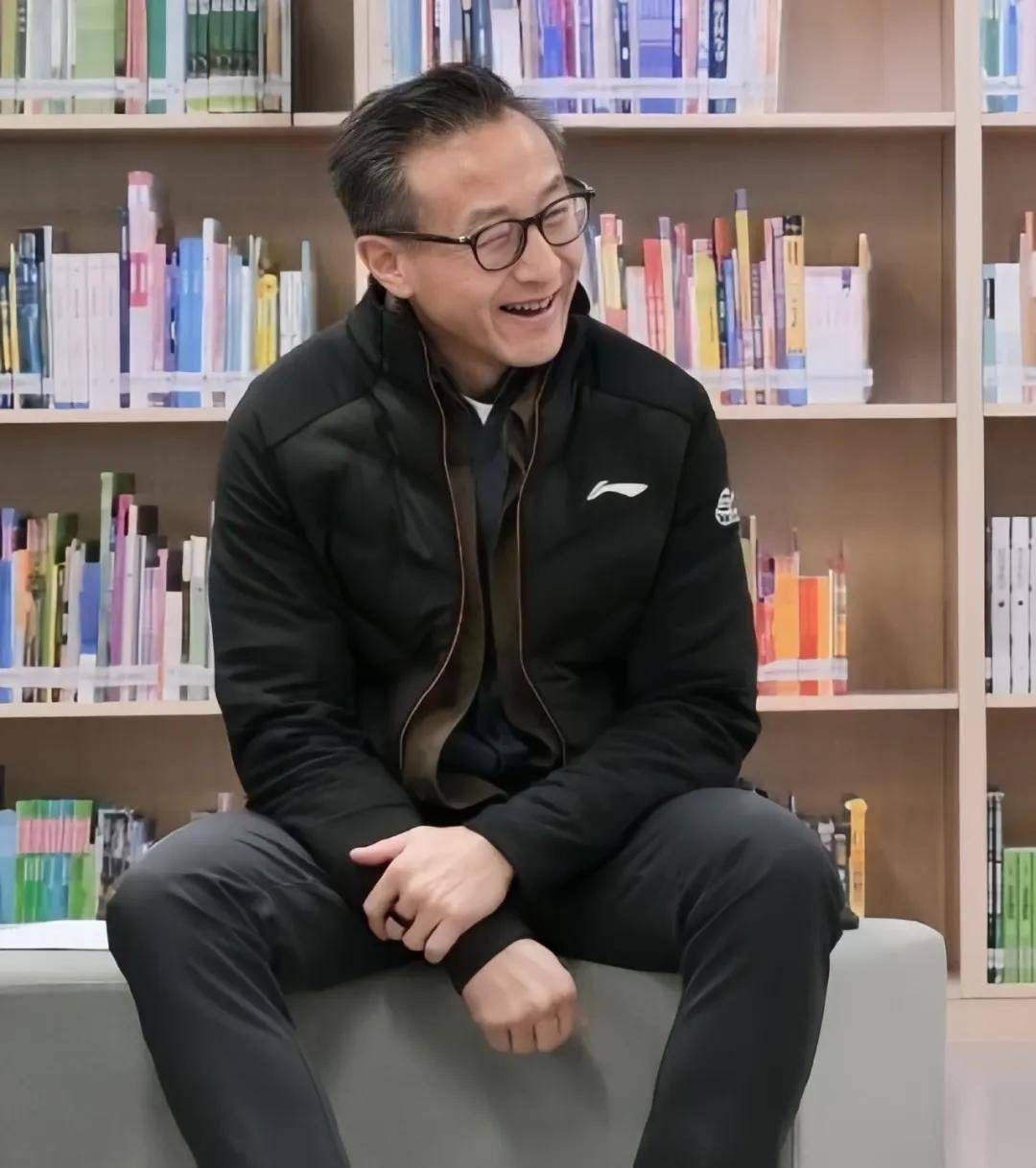 ！一张高管合照暴露顶级富豪穿衣…马云穿6万LP蔡崇信穿李宁接地气(图17)