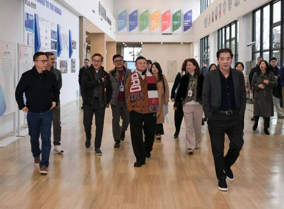 ！一张高管合照暴露顶级富豪穿衣…马云穿6万LP蔡崇信穿李宁接地气(图18)